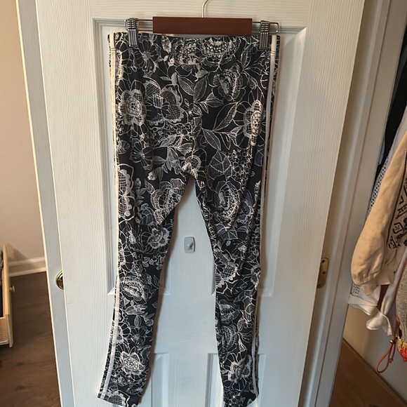 Rare adidas floral legging - Picture 2 of 3